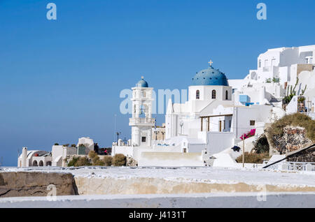 Blick auf Imerovigli, Beispiel der Kykladen-Architektur mit ihren tiefliegenden kubischen Häusern aus Naturstein und weiß getüncht mit verschiedenen vulkanischen ashe Stockfoto