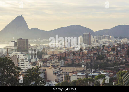 Eine Favela Slum Gemeinschaft in Santa Teresa, Rio de Janeiro, Brasilien Stockfoto