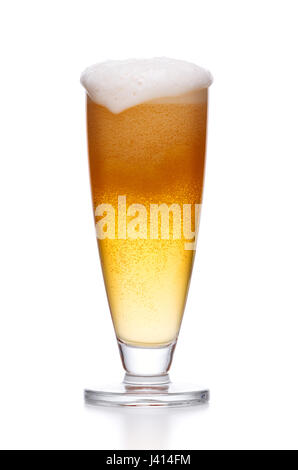 Beschlagene Glas helles Bier auf weißem Hintergrund Stockfoto