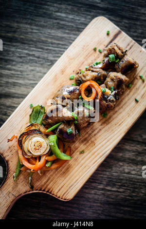 Gegrillte frische portugiesische Chourico Chorizo Wurst Starter Tapas Snack am Holzbrett Stockfoto