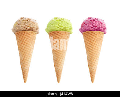 Schokolade, Pistazien und Erdbeer-Eis in der Kegel isoliert auf weißem Hintergrund Stockfoto