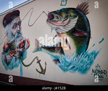 Einen außergewöhnlichen Fang: Wandbild von Seemann und Fisch auf Linie. Blackool urbane Kunst Stockfoto