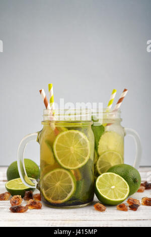 Mojito in Gläsern mit Griff auf blauem Hintergrund Stockfoto