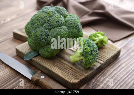 Reihe von frischen grünen Brokkoli auf hölzernen Cutting Board closeup Stockfoto