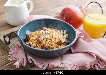 Hausgemachtem Müsli mit Rosinen, Walnüsse, Mandeln und Haselnüssen. Müesli. Gesundes Frühstück. Stockfoto