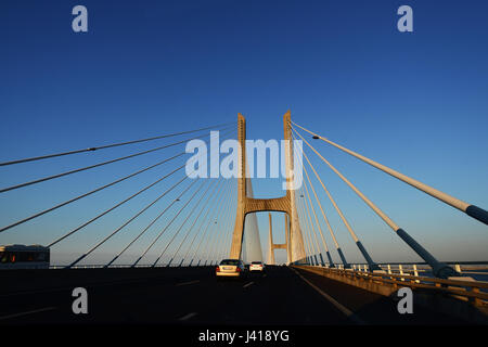 Vasco da Gama Brücke überspannt den Fluss Tejo in Parque das Nações Lissabon Portugal Stockfoto