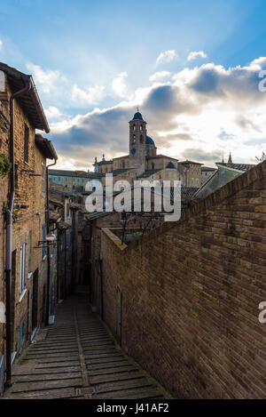 Urbino (Marken, Italien) - eine ummauerte Stadt in der Region Marken in Italien, ein UNESCO-Welterbe bemerkenswert für eine bemerkenswerte historische Erbe der Renaissance Stockfoto