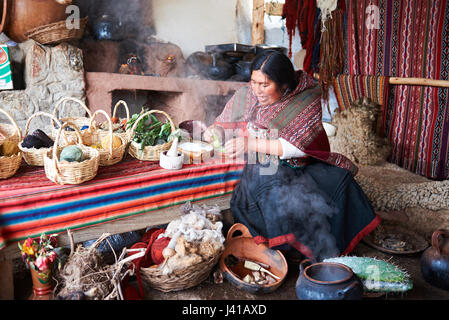 Cusco, Peru - 21. April 2017: Natürliche handgemachte Kleidung Wollfabrik. Frau arbeitet mit Naturtextilien Farbe Stockfoto