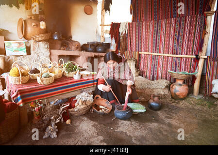 Cusco, Peru - 21. April 2017: Frau Arbeit in Alpaka traditionelle handgefertigte Herstellung. Peruanische Frau malen Wolle Stockfoto