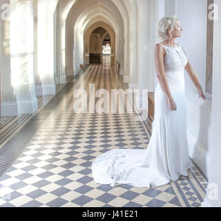Braut aus Fenster Stockfoto