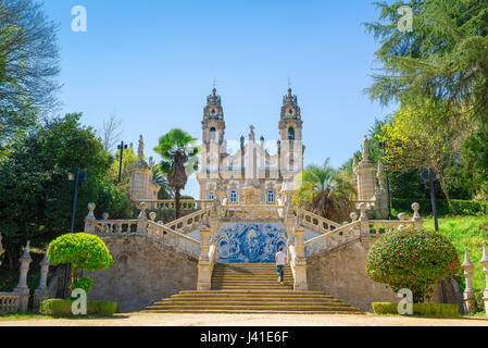 Lamego Portugal Treppen steigt ein Mann die 686 Stufen der barocke Treppe führt zu die Kirche Nossa Senhora Dos Remedios in Lamego, Portugal Stockfoto