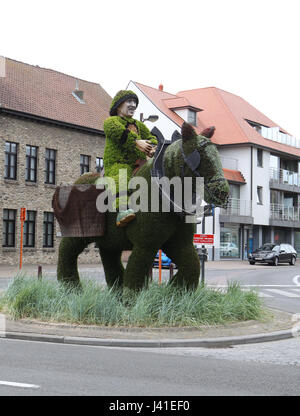 Garnelenfang auf dem Pferderücken ist immer noch in Oostduinkerke, Belgien praktiziert. Stockfoto