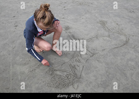 Garnelenfang auf dem Pferderücken ist immer noch in Oostduinkerke, Belgien praktiziert. Stockfoto