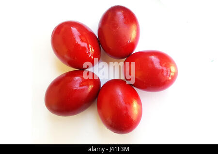 Rote Ostereier auf weißem Hintergrund Stockfoto