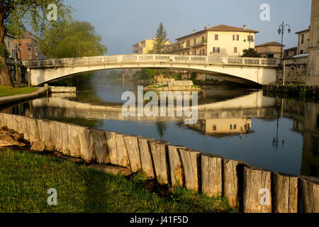 Brücke über den Fluss Velino in Rieti, Italien. Unter der neuen Brücke befinden sich die Ruinen der alten römischen Brücke sichtbar. Stockfoto