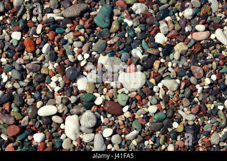 Bunte nass Meer Steinen, Ansicht von oben Stockfoto