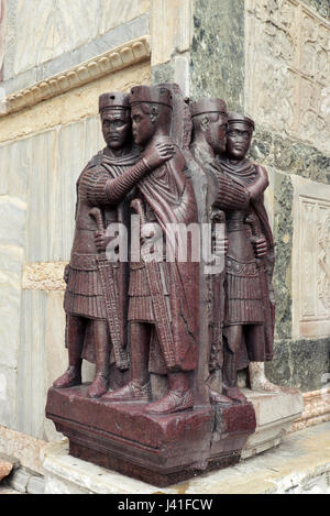 Die Tetrarchen - Porphyr Skulptur der vier römischen Kaiser entlassen aus dem byzantinischen Palast im Jahre 1204. Treasury o San Marco, Venedig, Italien Stockfoto