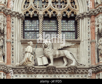 Der Doge Palast und Papier Tor (Porta della Carta). Skulpturen von den geflügelten Löwen und der Doge Francesco Foscari in St.-Markus Platz, Venedig, Ital Stockfoto