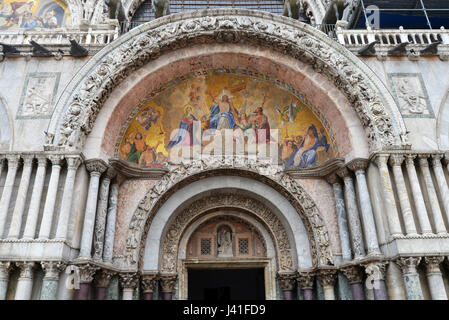 Die patriarchalische Kathedrale Basilika von San Marco auf der Piazza San Marco - der berühmte Markusplatz Venedig Italien. Stockfoto