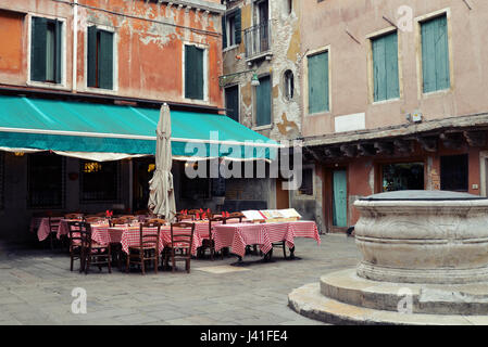 Sommer-Café in der alten Gasse in Venedig, Italien Stockfoto