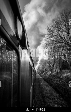 Rauch aus der Bluebell Railway Dampflok Stockfoto