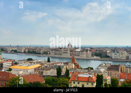 Blick auf die Donau und das Parlamentsgebäude, Budapest, Ungarn Stockfoto