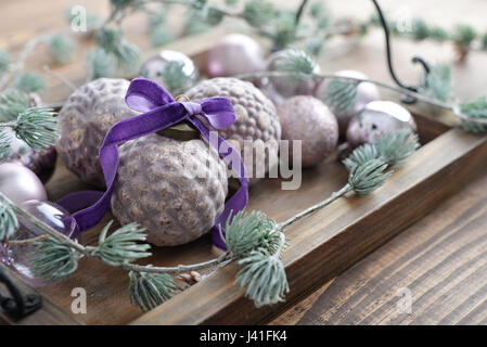 Schöne Vintage Weihnachtskugeln mit Weihnachtsschmuck auf hölzernen Hintergrund Stockfoto