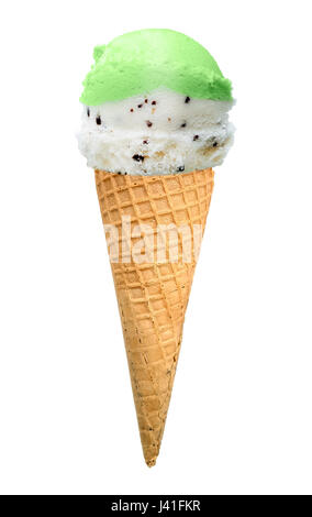 Eis in der Waffelkegel auf weißem Hintergrund Stockfoto