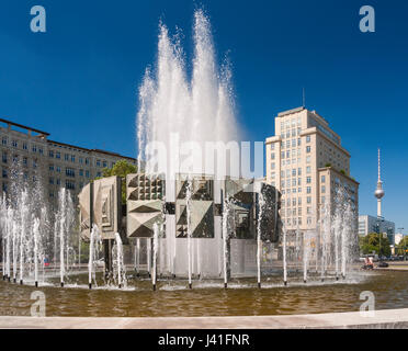 DDR-Zeit Brunnen am Strausberger Platz auf der Karl-Marx-Allee in Berlin Deutschland Stockfoto