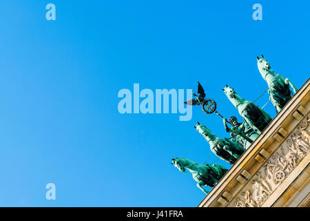 Detail der Statue der Quadriga auf dem Brandenburger Tor in Berlin Deutschland Stockfoto