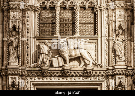 Löwe von St. Marc, Dogenpalast, Porta della Carta Stockfoto