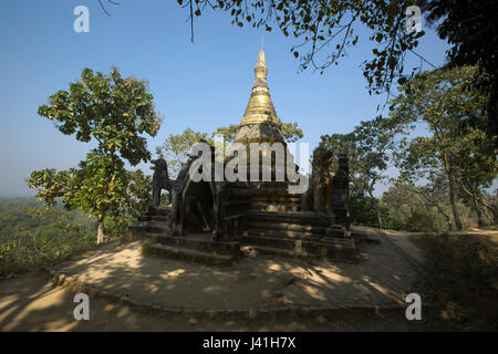 Adinath Tempel an der Spitze der Mainak Hügel in Moheshkhali Insel. Cox Bazar, Bangladesch. Stockfoto