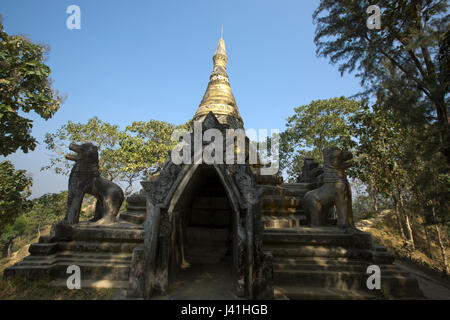 Adinath Tempel an der Spitze der Mainak Hügel in Moheshkhali Insel. Cox Bazar, Bangladesch. Stockfoto