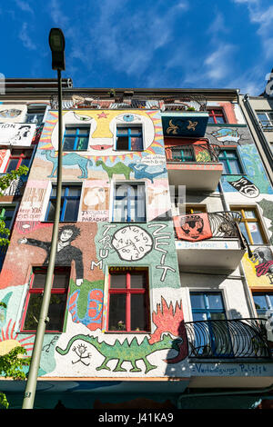 Bemalte Fassade in Friedrichshain, bunte Wandmalerei, Berlin, Deutschland Stockfoto