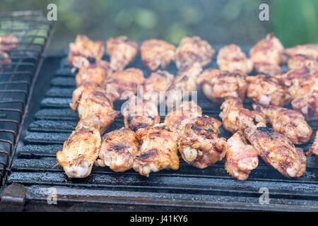 Hähnchenflügel auf Grill Grillen Stockfoto