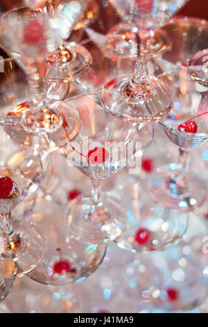 Gastronomie Tisch Stillleben mit einer Pyramide von Cocktail-Gläser. Leere Gläser Wein auf dem Tisch sind ein Turm. Party, Spaß, Alkohol, Bankett - Konzept. Stockfoto