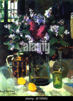Korovin Lilac ist ein Gemälde des russischen Künstlers Konstantin Korovin, der für seine impressionistische Herangehensweise an die Aufnahme von Licht und Farbe bekannt ist. Das Gemälde zeigt die zarten violetten Farbtöne von Fliedern, die ein Gefühl von Gelassenheit und natürlicher Schönheit vermitteln. Stockfoto