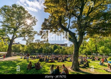 Boxhagener Platz, junge Menschen zum Entspannen in Friedrichshain, Berlin, Deutschland Stockfoto