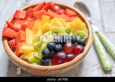 Gesundes Essen Frühstück Haferflocken für Kinder mit Regenbogen Früchten garniert Stockfoto