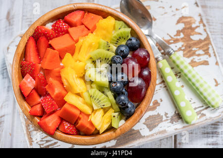 Gesundes Essen Frühstück Haferflocken für Kinder mit Regenbogen Früchten garniert Stockfoto