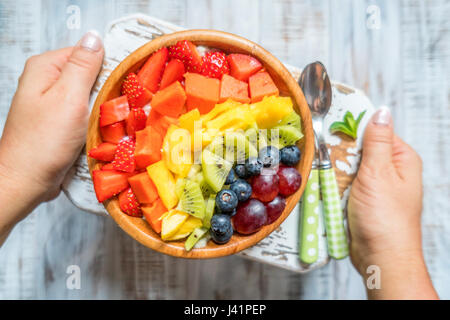 Gesundes Essen Frühstück Haferflocken für Kinder mit Regenbogen Früchten garniert Stockfoto