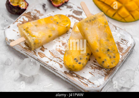 Hausgemachtes Eis gefrorenen Eis am Stiel mit frischer Mango und Passionsfrucht Stockfoto