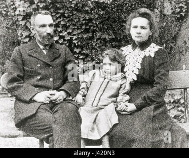 Marie Pierre Irene Curie war eine französische Wissenschaftlerin, die vor allem für ihre Pionierarbeit in der Radioaktivität bekannt war. Sie war die Tochter der renommierten Wissenschaftler Marie und Pierre Curie und setzte das Vermächtnis wissenschaftlicher Leistungen in den Bereichen Chemie und Physik fort. Stockfoto
