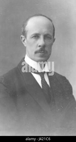 Konstantin Ramul ist eine anerkannte Persönlichkeit auf seinem Gebiet, bekannt für seine Beiträge zur zeitgenössischen Kunst. Seine Werke beschäftigen sich oft mit Themen menschlicher Existenz und Abstraktion. Stockfoto