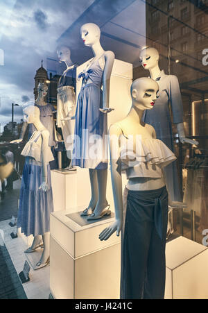 Schaufensterpuppen und Reflexionen an einem Schaufenster in der Gran Via Avenue. Madrid. Spanien Stockfoto