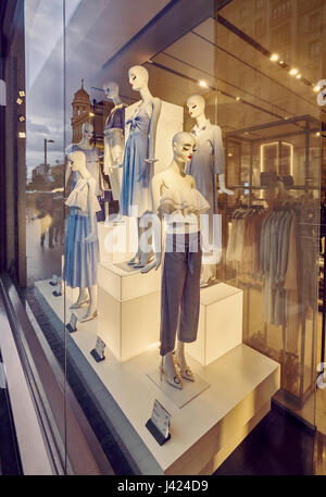 Schaufensterpuppen und Reflexionen an einem Schaufenster in der Gran Via Avenue. Madrid. Spanien Stockfoto