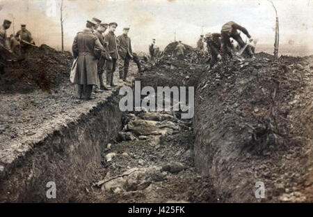 Das Massengrab von Fromelles bezieht sich auf das in Fromelles, Frankreich entdeckte Massengrab, das die Überreste von Soldaten enthält, die während des Ersten Weltkriegs starben. Diese Entdeckung offenbarte den Verlust von Menschenleben während der Schlacht und ist zu einem bedeutenden Ort für historische Erinnerung und Ehre geworden. Stockfoto