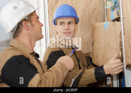 Baumeister Dämmplatten in Dach des neuen Hauses passt Stockfoto