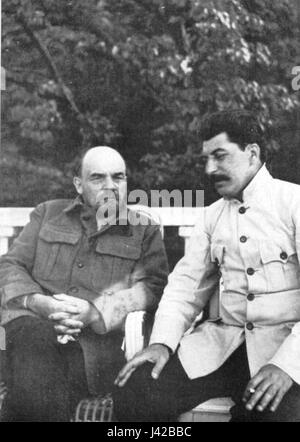 Foto von Lenin und Stalin, zwei prominenten Führern der Sowjetunion, die ihre Rolle in der Russischen Revolution und ihre politische Bedeutung hervorheben. Stockfoto