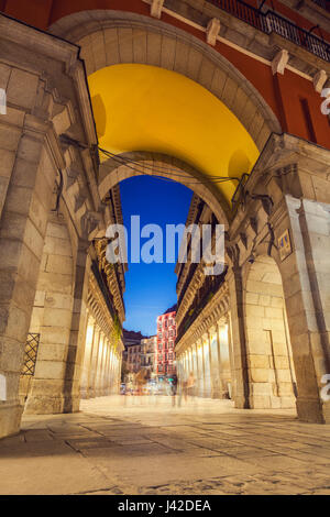 Ciudad Rodrigo Street, einer der Eingänge zur Plaza Mayor. Madrid, Spanien. Stockfoto